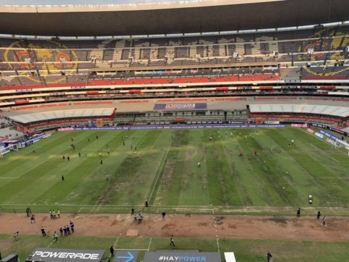 FOTOS: La cancha del estadio Azteca está convertida en un 'chiquero'