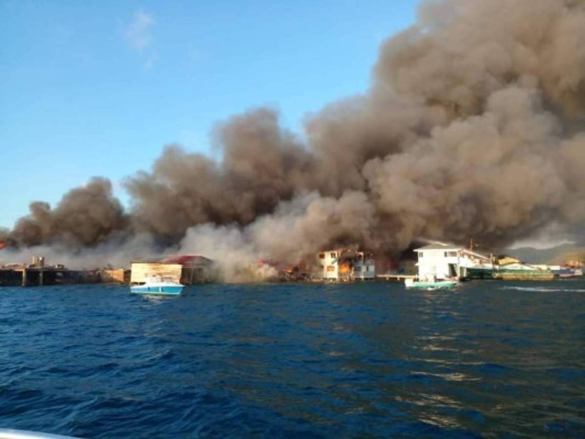 ¡Zozobra! Voraz incendio consume alrededor de 40 viviendas en la isla de Guanaja