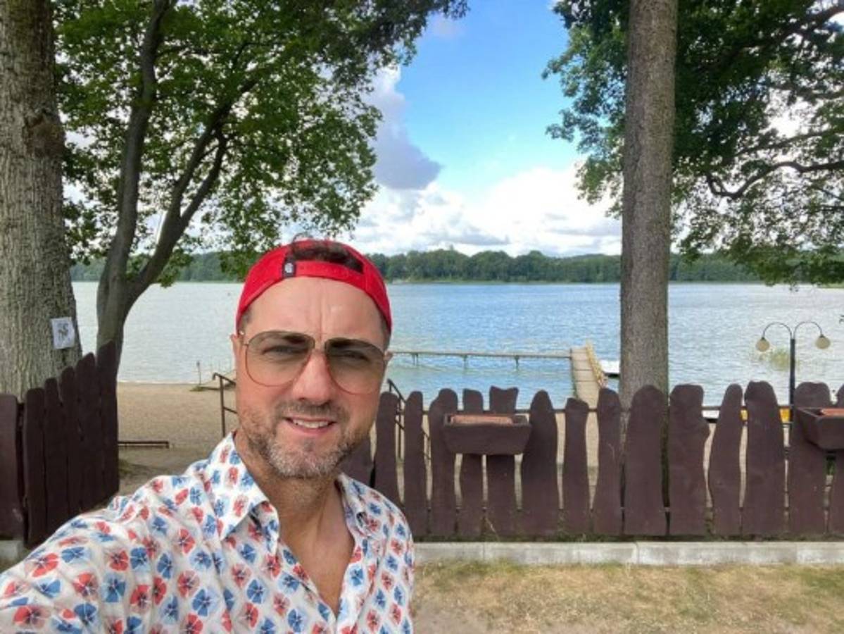 Ahora se dedica a las carreras de autos y escribió un libro donde le tira con todo a Messi, Cristiano y el Barcelona: 'Es falso y provocador'