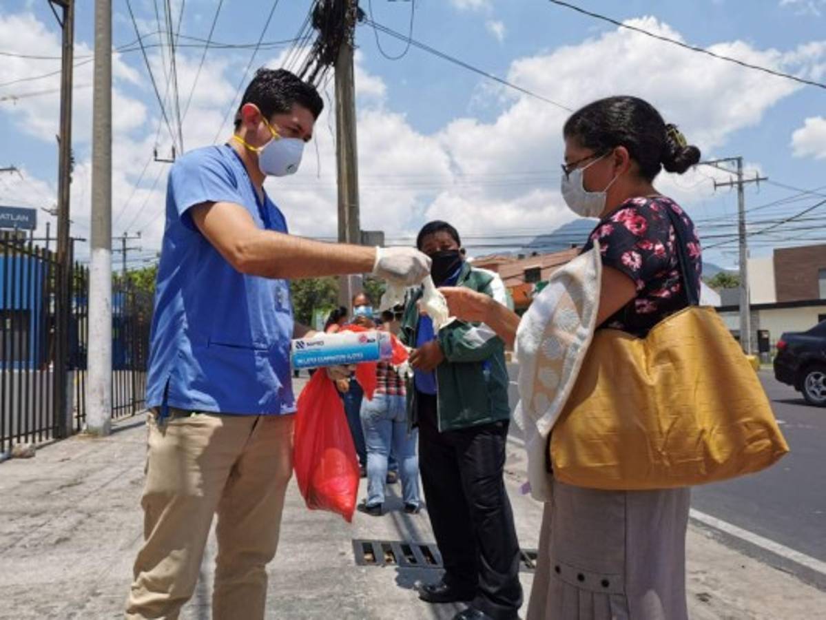 Salvadoreños comienzan a acatar la medidas de distanciamiento y Nayib Bukele lo presume