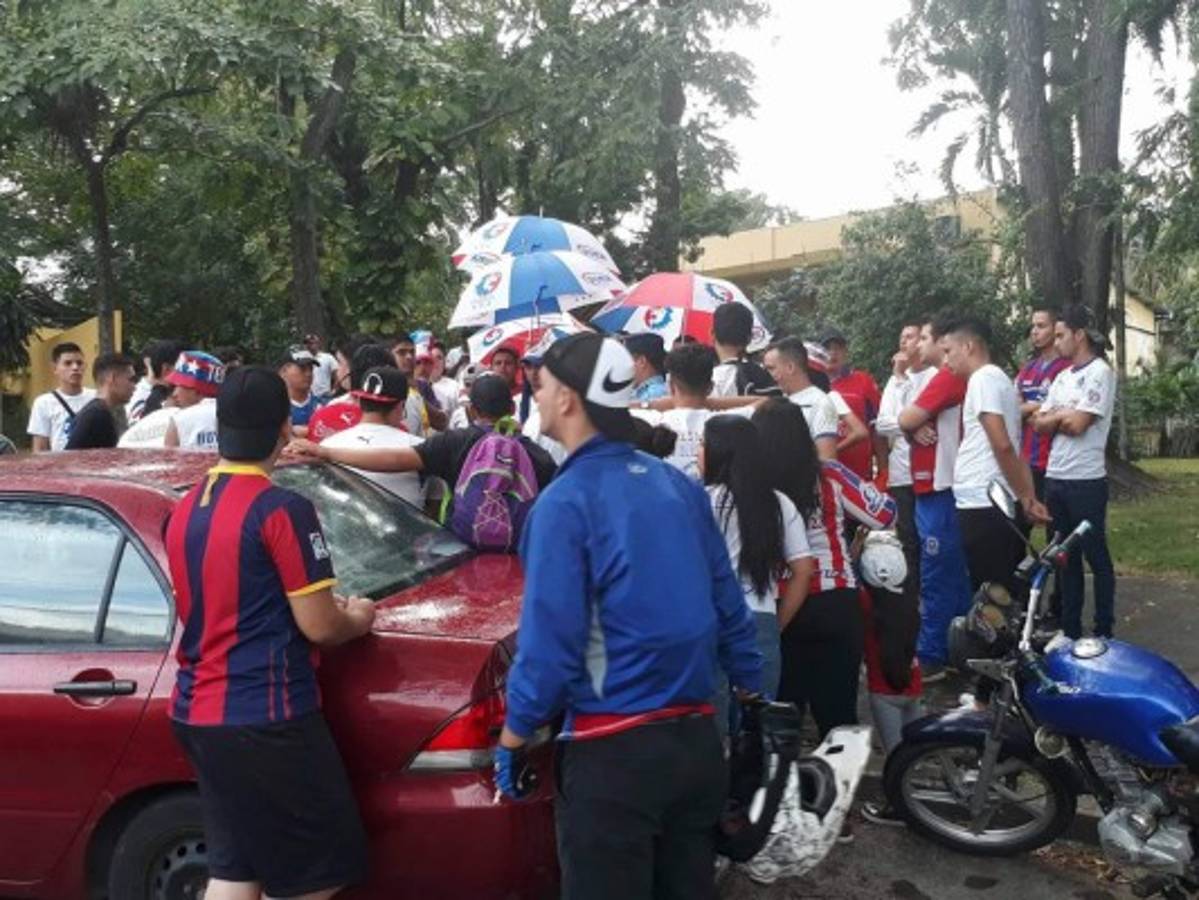 ENORME: La barra del Olimpia arropa al equipo previo a la final ante Santos