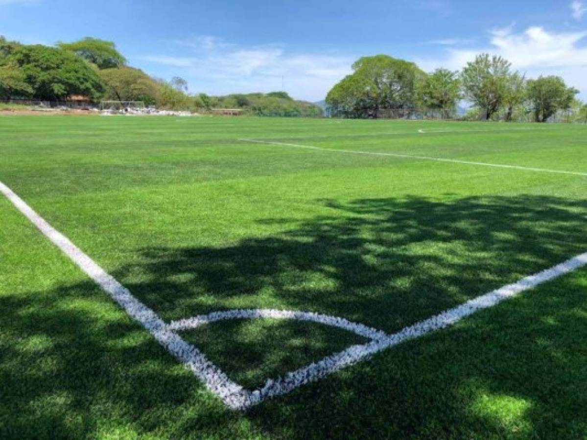 El hermoso campo de fútbol de grama sintética que hay ahora en Amapala, Valle