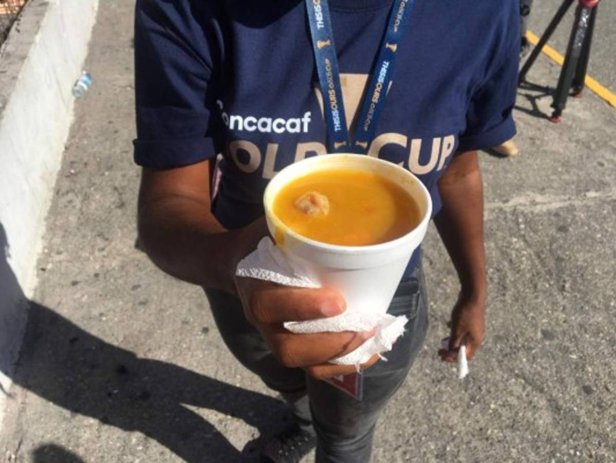 ¡Pollo asado y sopas! El ambiente en afueras del Independence Park previo al Jamaica-Honduras