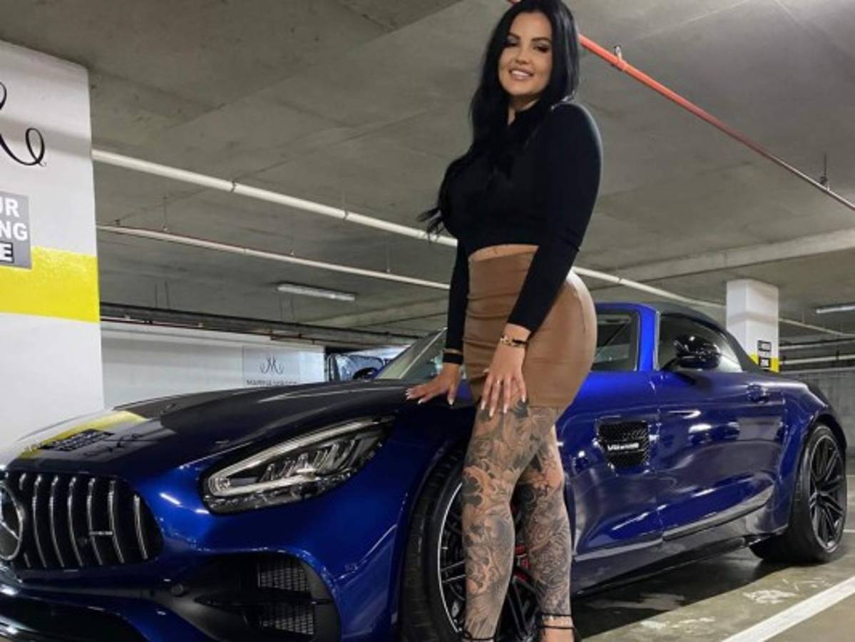 La vida de rica que lleva ahora la piloto que se convirtió en modelo para adultos: Autos y cirugías