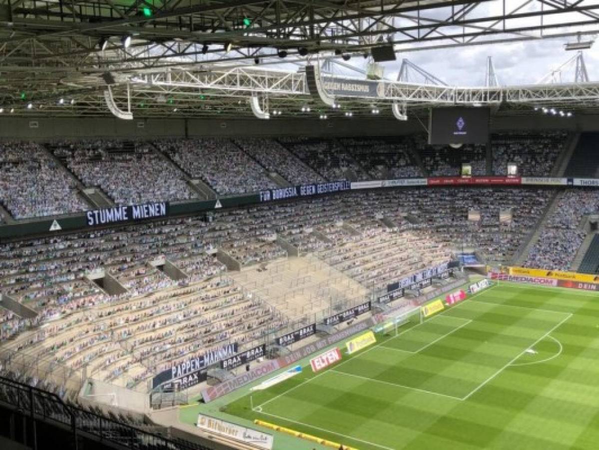 El Borussia Mönchengladbach llena su espectacular estadio con aficionados de cartón