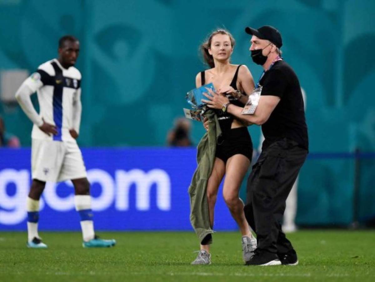 No se vio en TV: así es la preciosa espontánea que invadió el Bélgica-Finlandia por la Eurocopa