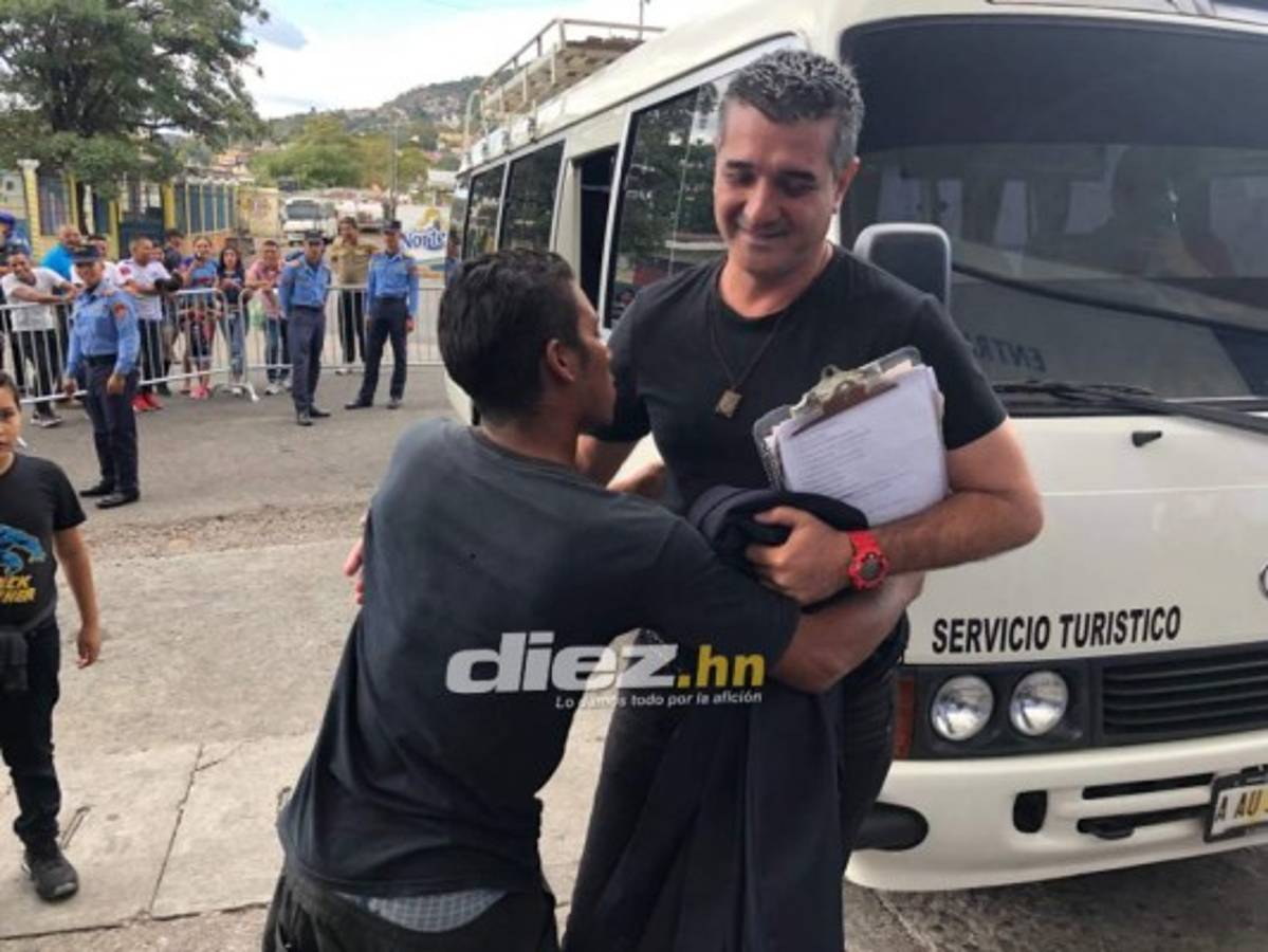 El abrazo a Diego y la elegancia de los árbitros: El ambientazo que se vive en el estadio Nacional