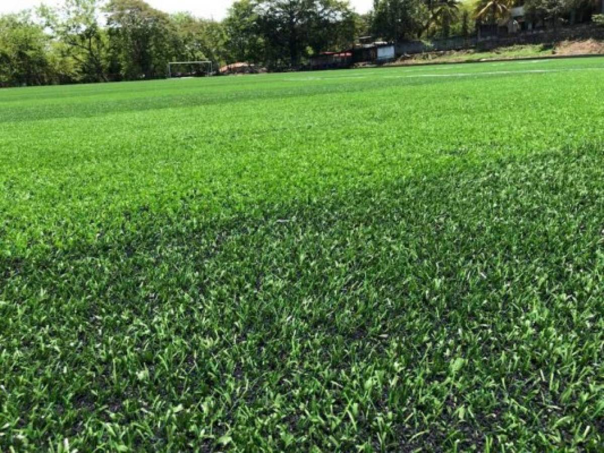 El hermoso campo de fútbol de grama sintética que hay ahora en Amapala, Valle