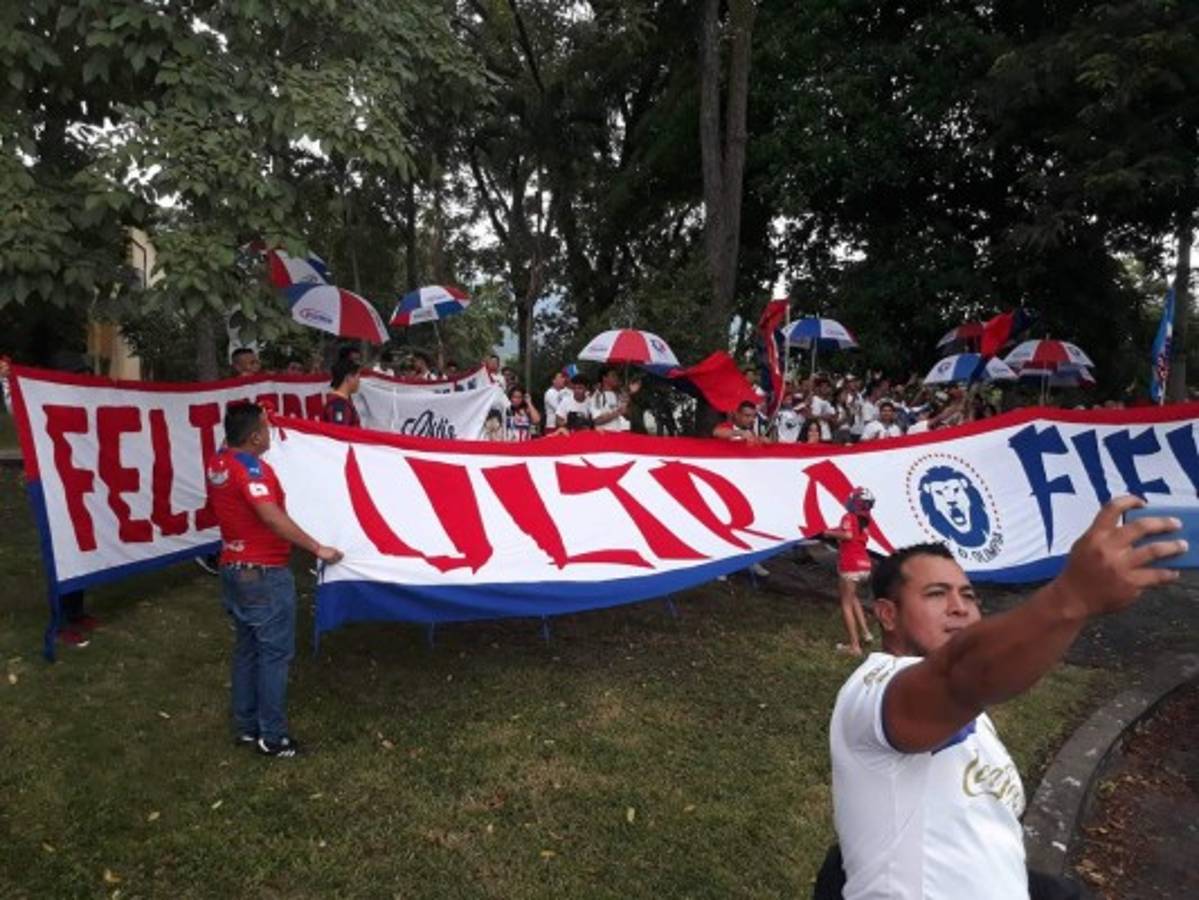 ENORME: La barra del Olimpia arropa al equipo previo a la final ante Santos