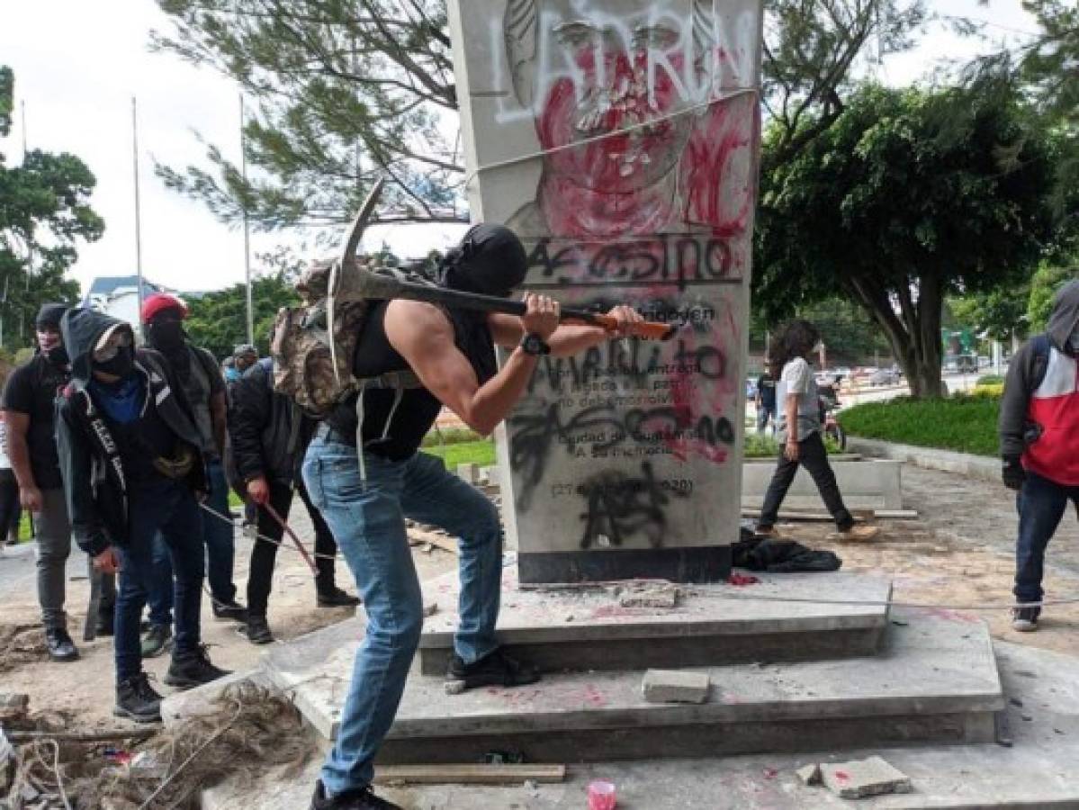 Guatemaltecos enardecidos incendian el Congreso Nacional exigiendo la renuncia del presidente Alejandro Giammattei