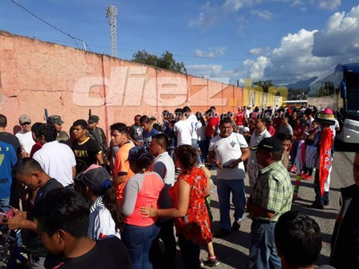 EN FOTOS: Siguatepeque vibra con visita de Olimpia y el humilde autobús en que llegó Real de Minas