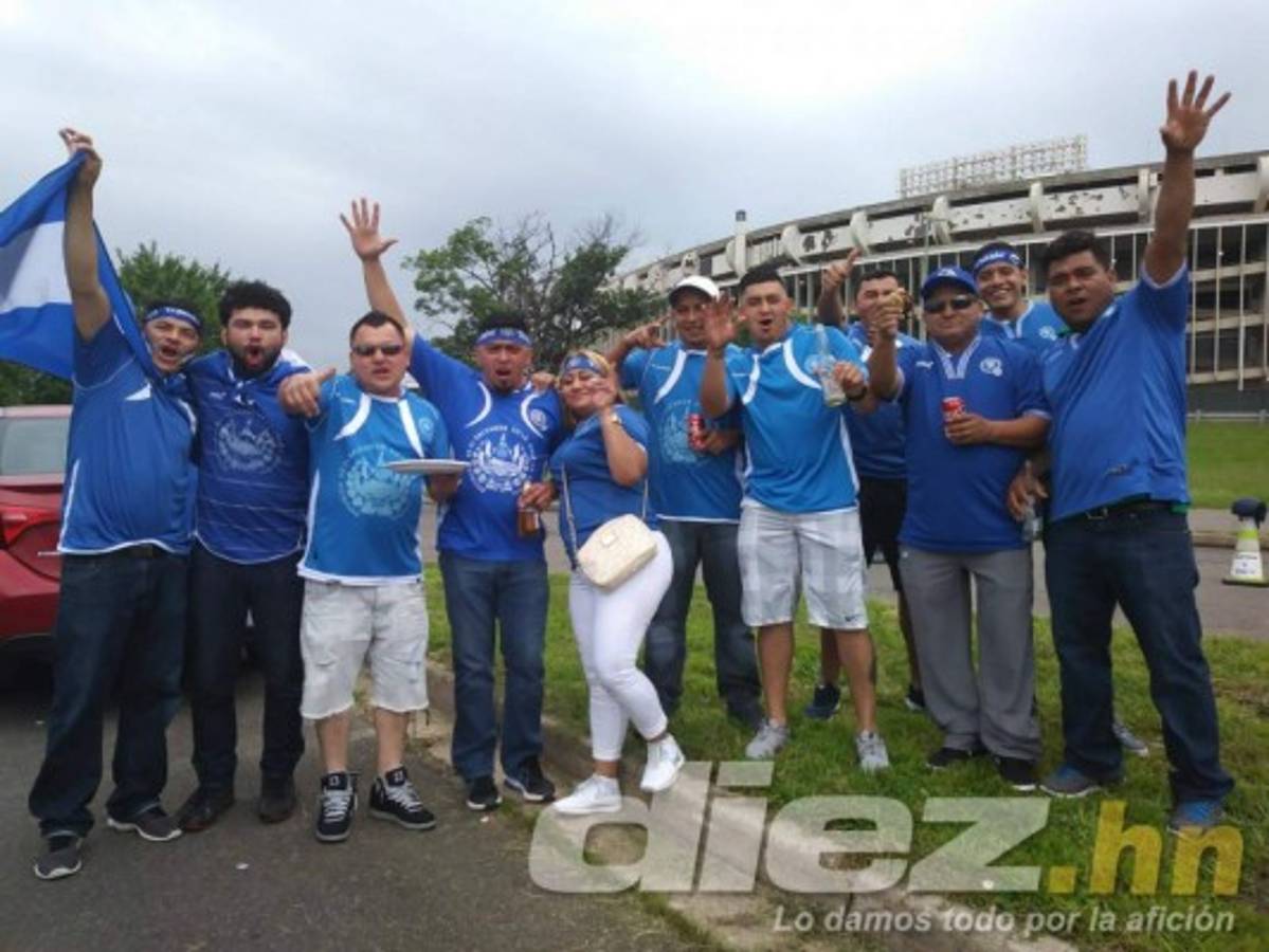 Catrachos y salvadoreños arman fiestón previo al Honduras-El Salvador