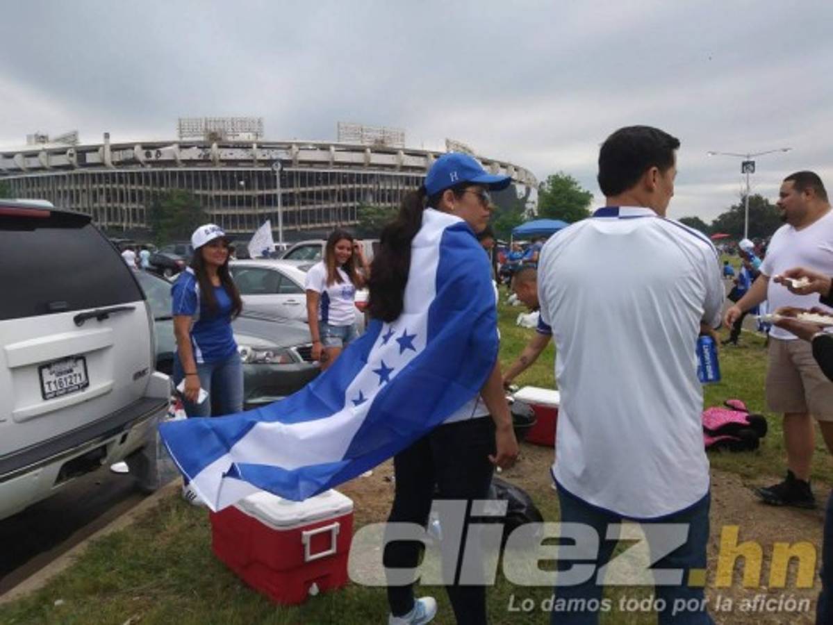 Catrachos y salvadoreños arman fiestón previo al Honduras-El Salvador