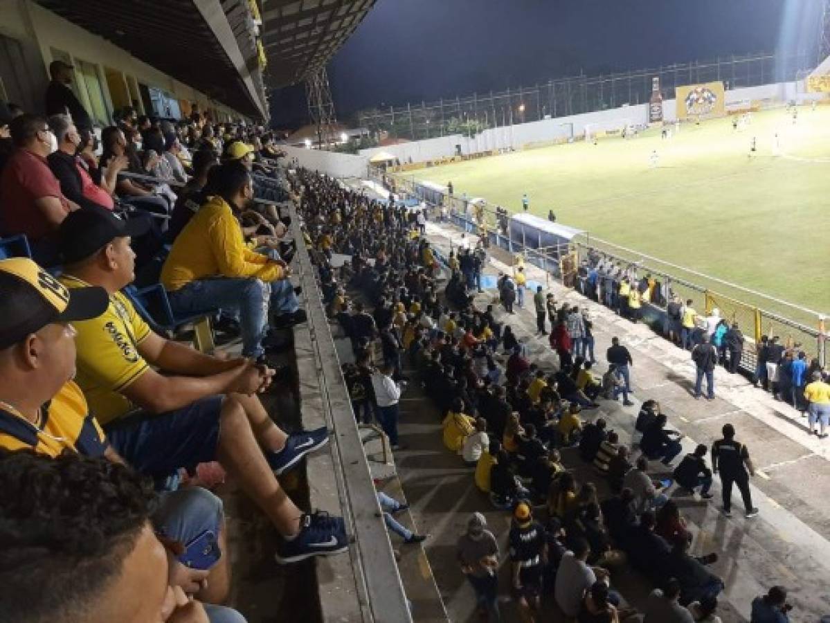 NO SE VIO EN TV: Pedro Troglio firma camisa, visita de seleccionados y el llenazo en el Morazán