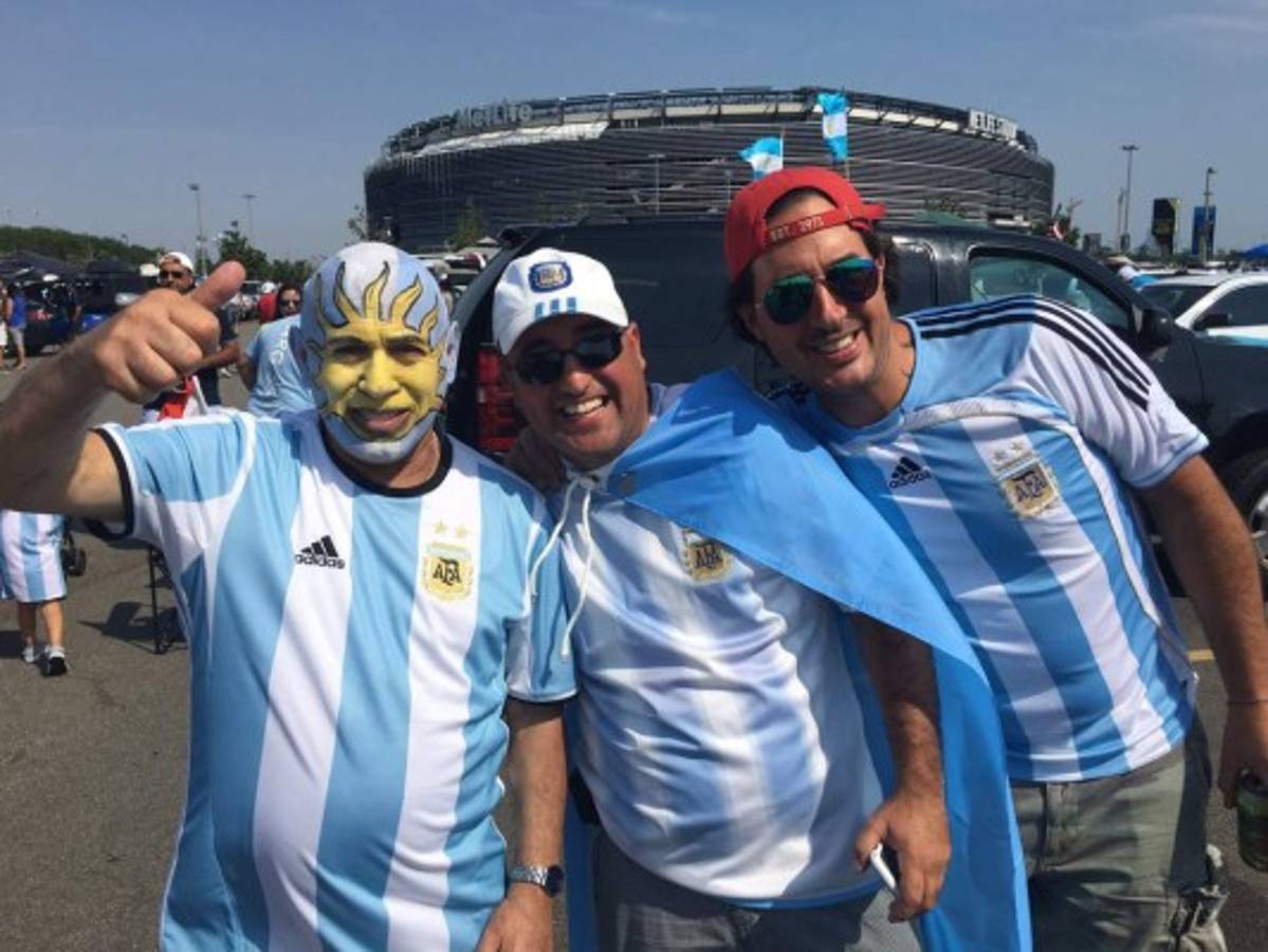 ¡Ambiente espectacular! de argentinos y chilenos previo a la final de la Copa América
