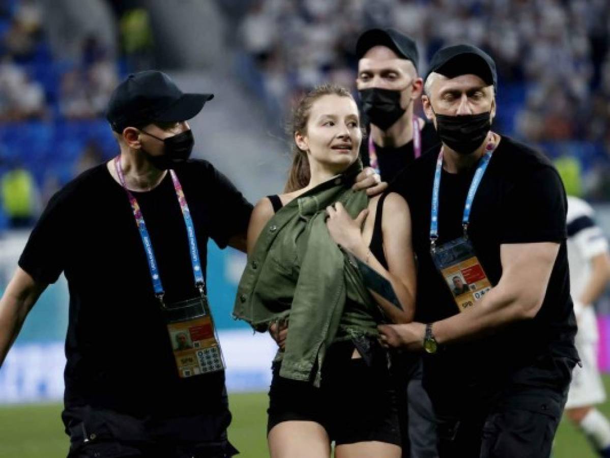 No se vio en TV: así es la preciosa espontánea que invadió el Bélgica-Finlandia por la Eurocopa