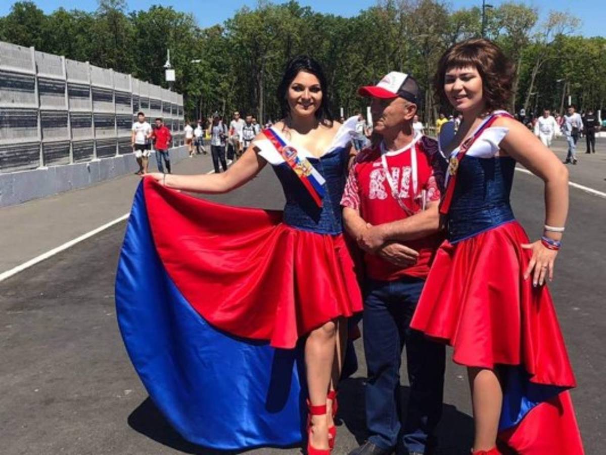 Los ticos llenan de color las afueras del Samara Arena para el juego ante Serbia