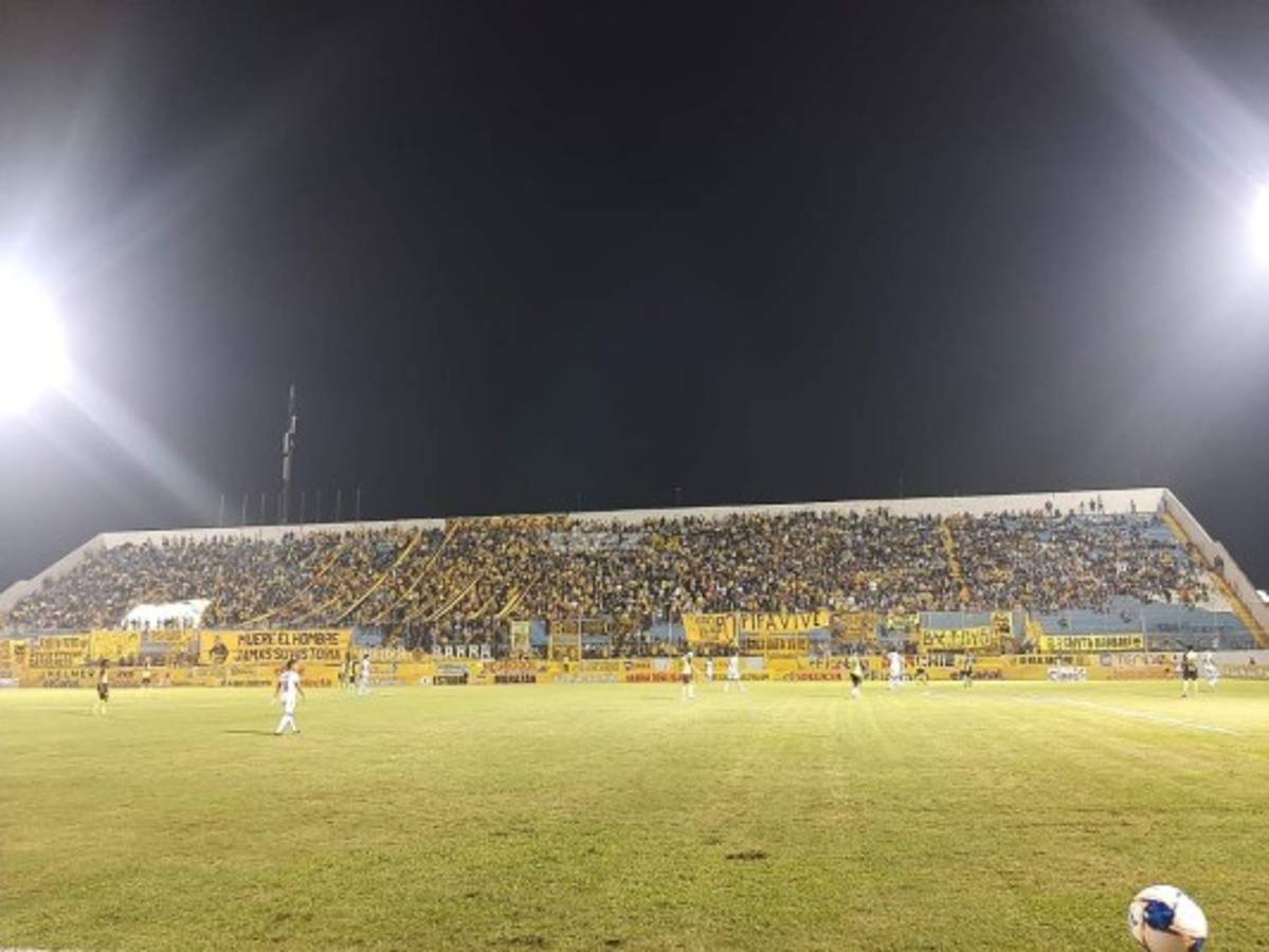 NO SE VIO EN TV: Pedro Troglio firma camisa, visita de seleccionados y el llenazo en el Morazán