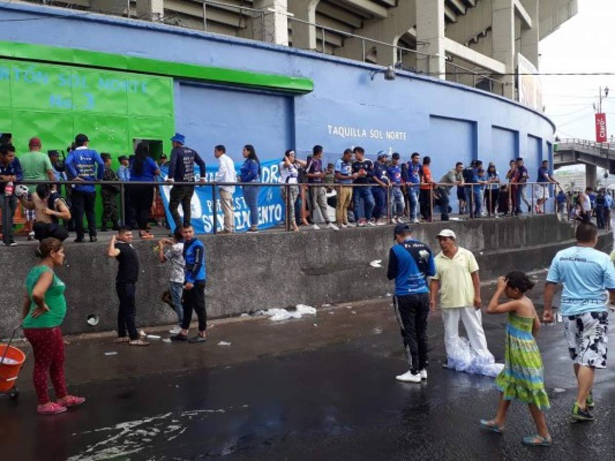 Gran ambiente: Máxima seguridad y lluvia en el estadio Nacional para la final Motagua-Marathón