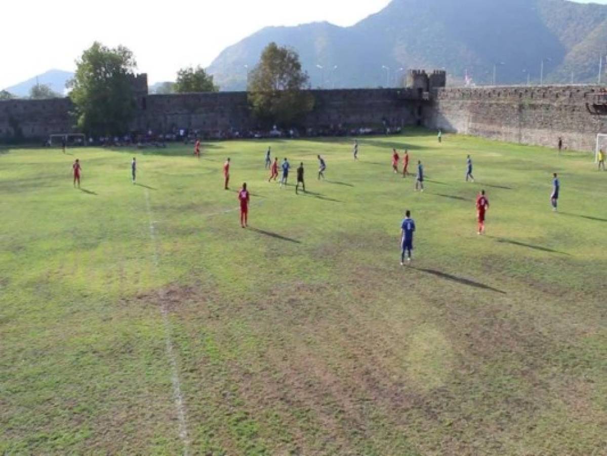 Fotos: Modesto equipo juega sus partidos dentro de un castillo medieval