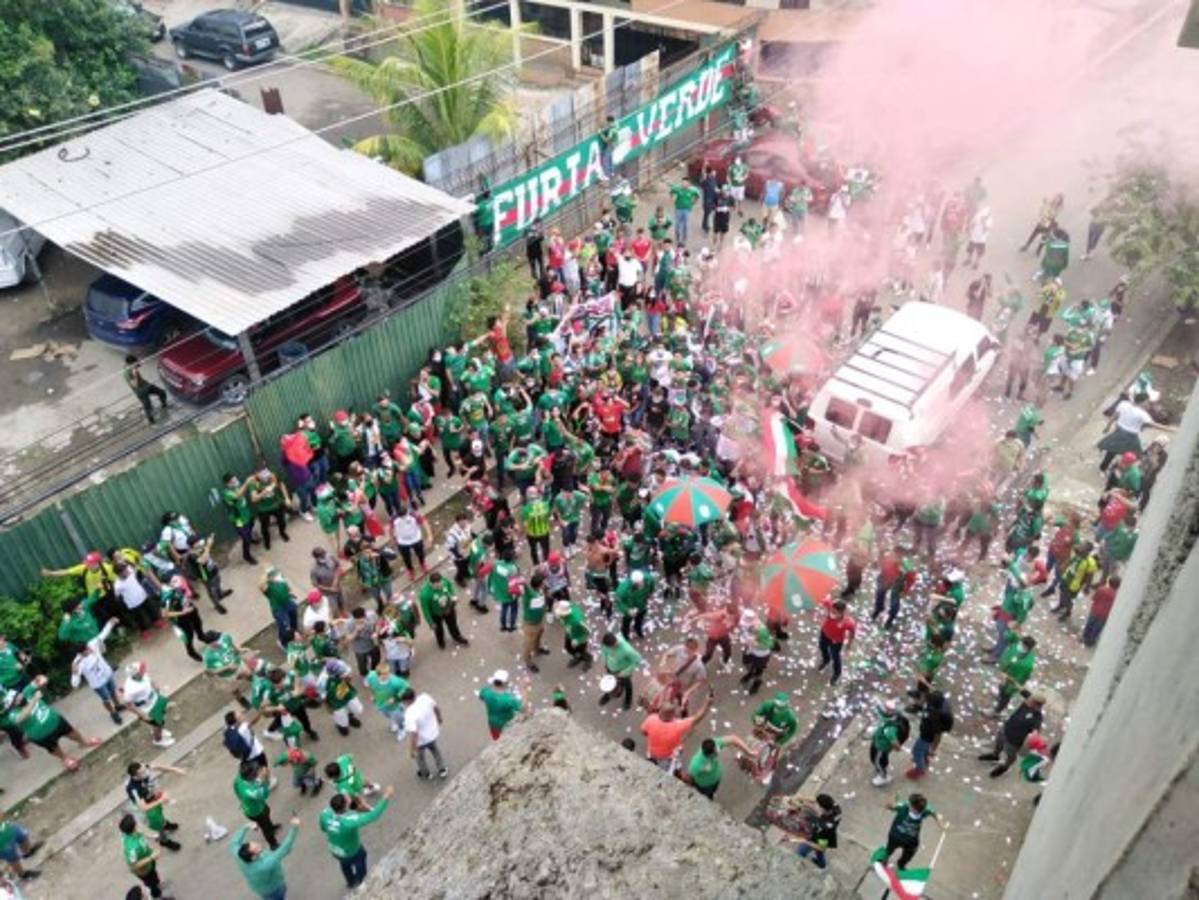 El gran ambiente de la final Marathón-Olimpia: Bellas modelos y la Ultra Fiel se roba el show