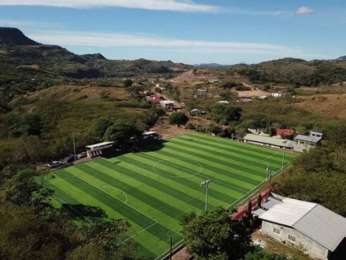 El bonito campo de fútbol en Caridad, Valle, con grama sintética y donde se jugará burocrático