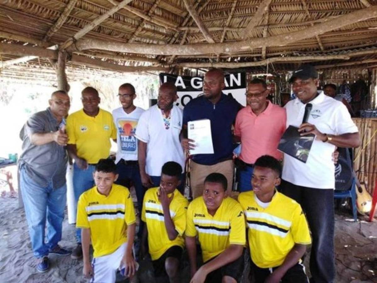 ¡Por tierra y por mar! Osman Chávez reparte alimentos en los pueblos garífunas