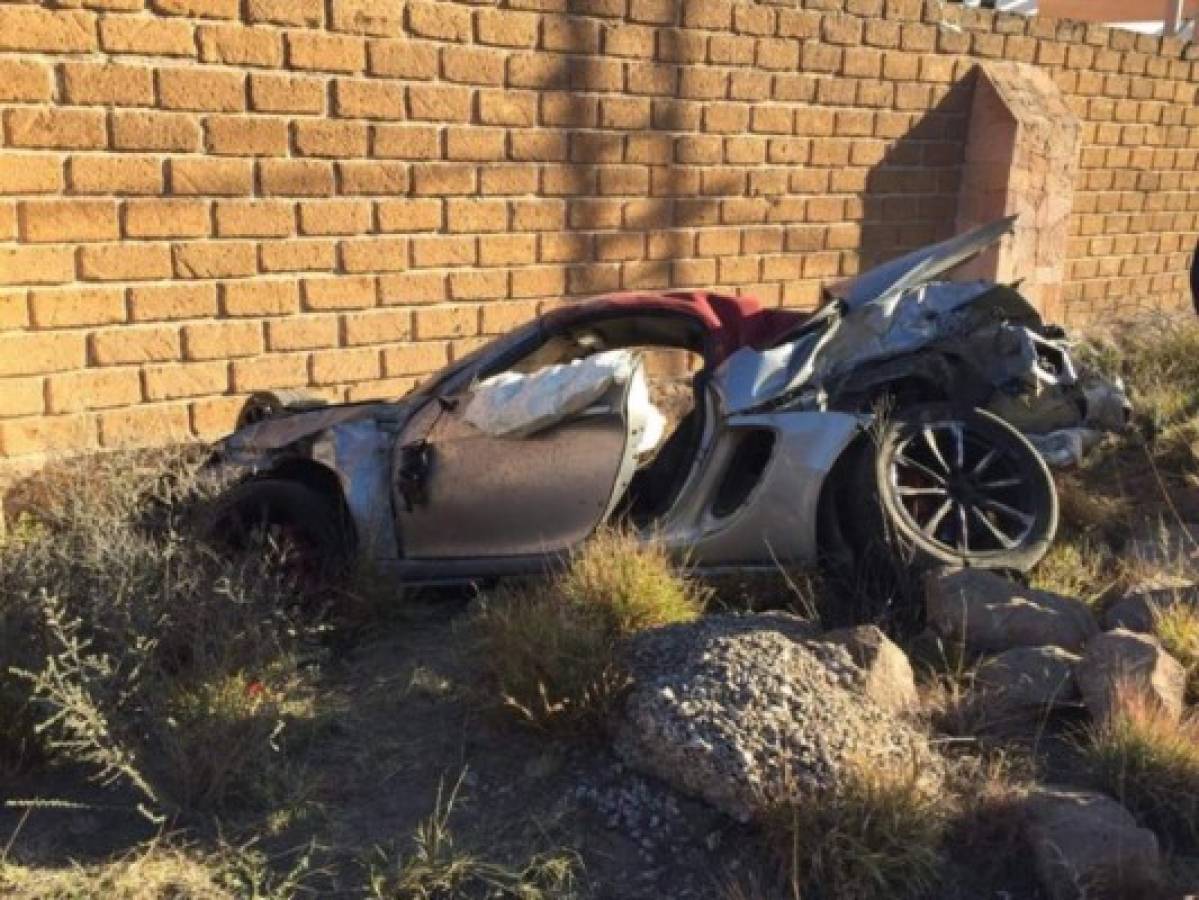 Así quedó el Porsche del futbolista mexicano Javier Cortés tras sufrir un terrible accidente   