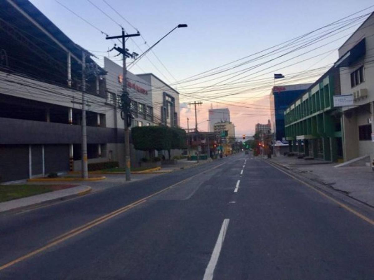 ¡Calles solitarias y vallas! Así luce San Pedro Sula durante toque de queda absoluto