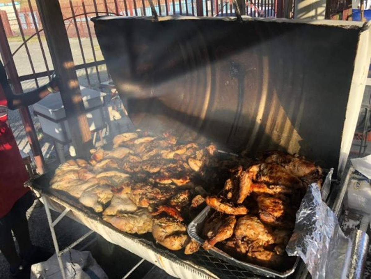 ¡Pollo asado y sopas! El ambiente en afueras del Independence Park previo al Jamaica-Honduras