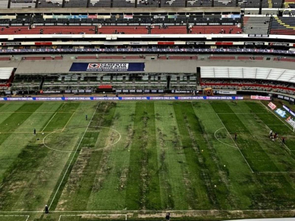 FOTOS: La cancha del estadio Azteca está convertida en un 'chiquero'