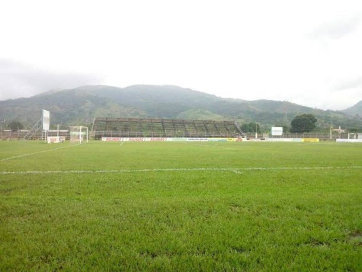 Así de deteriorada luce la cancha del estadio Francisco Martínez de Tocoa