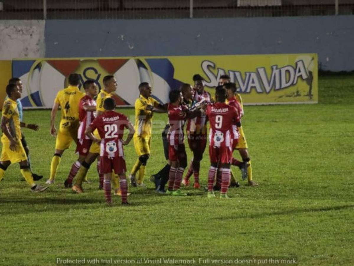 No se vio en TV: terrible lesión, zafarrancho y apagón en La Ceiba; Motagua fue una explosión