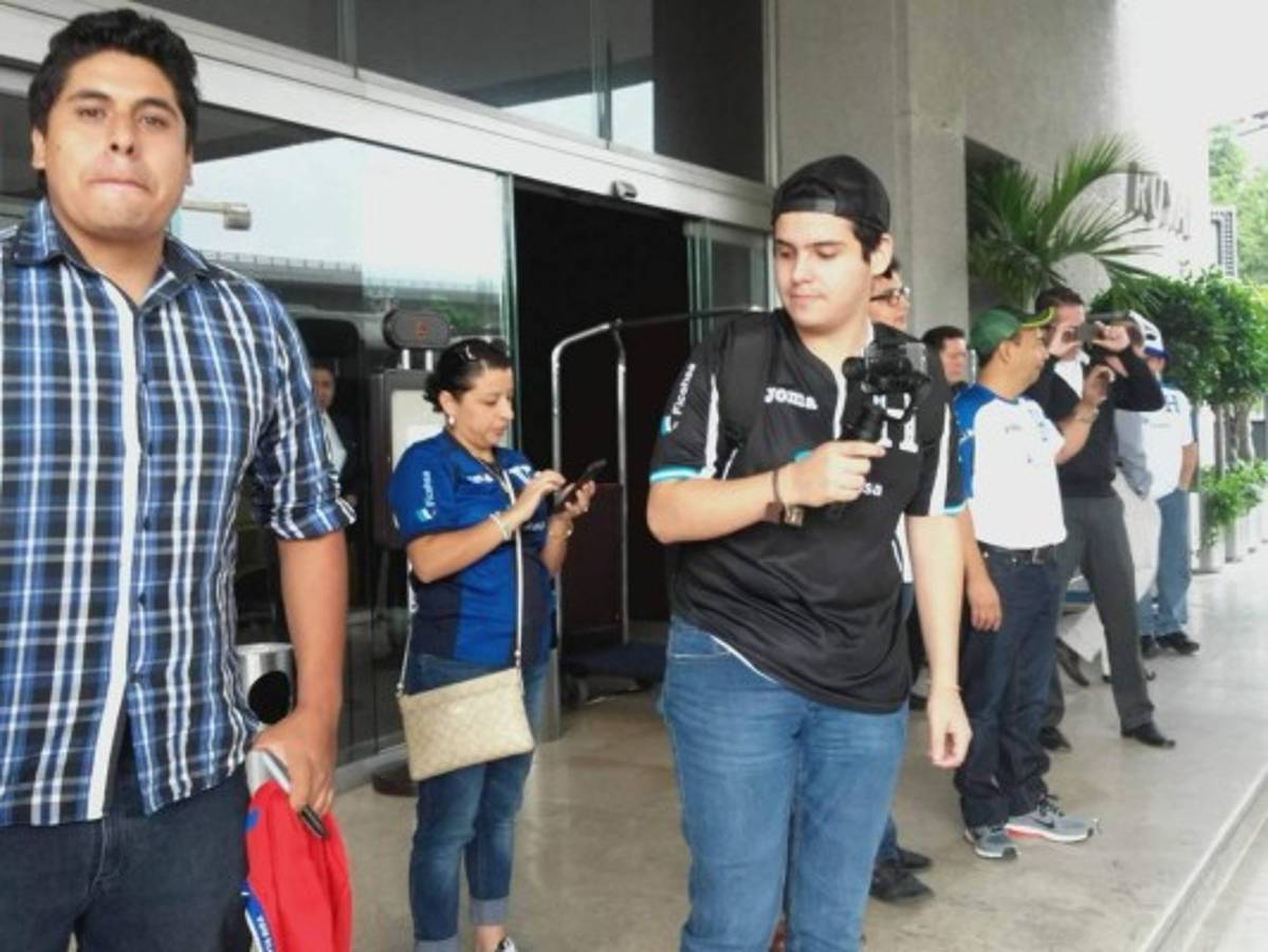 Aficionados arropan a Honduras a su llegada a Ciudad de México