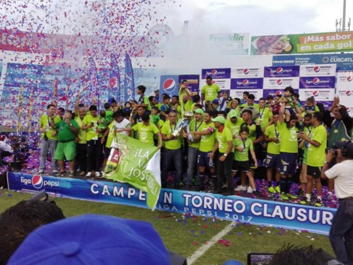 ¡Relajo! Así son las desordenadas premiaciones en Centroamérica