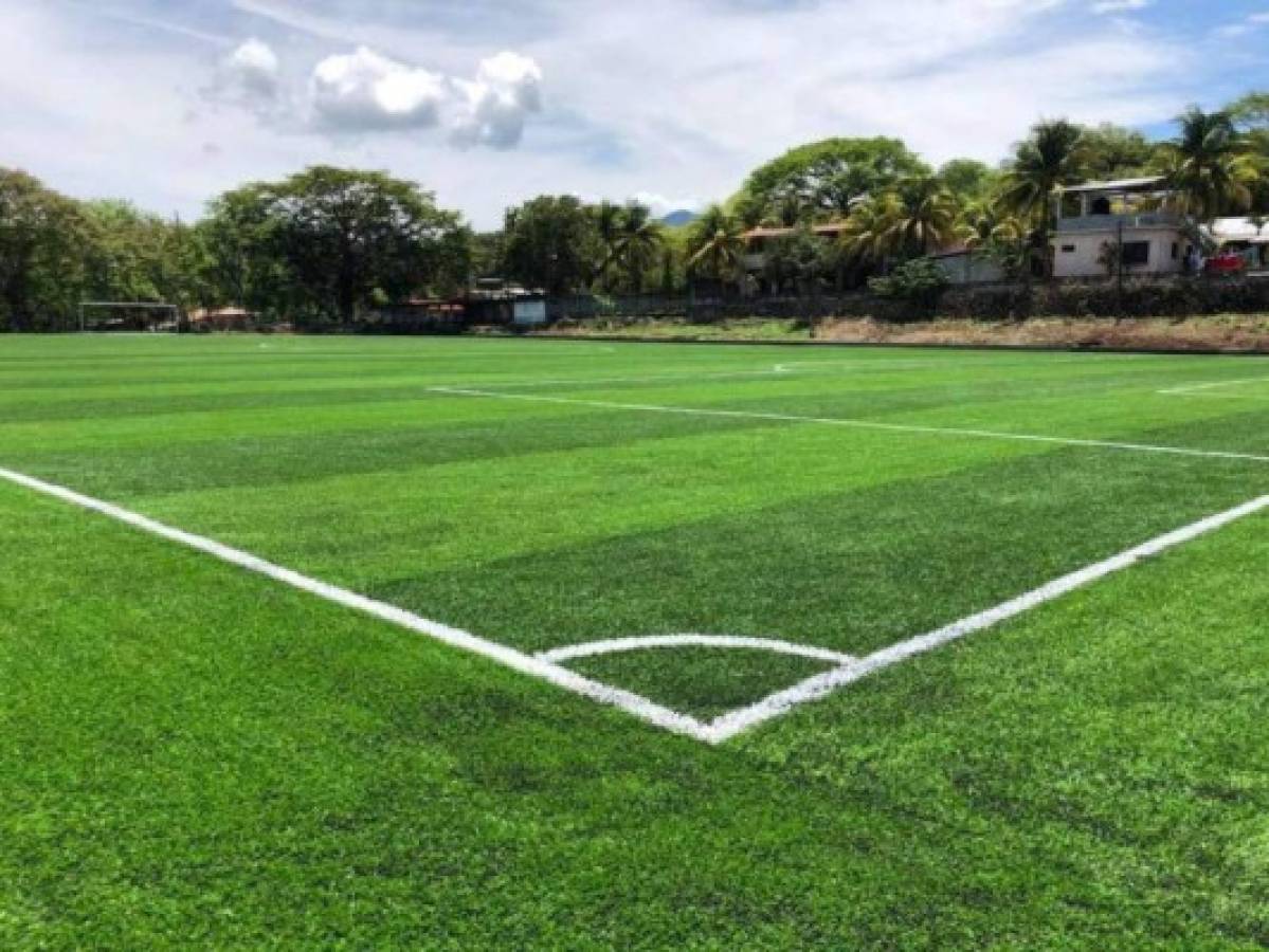 El bonito campo de fútbol en Caridad, Valle, con grama sintética y donde se jugará burocrático