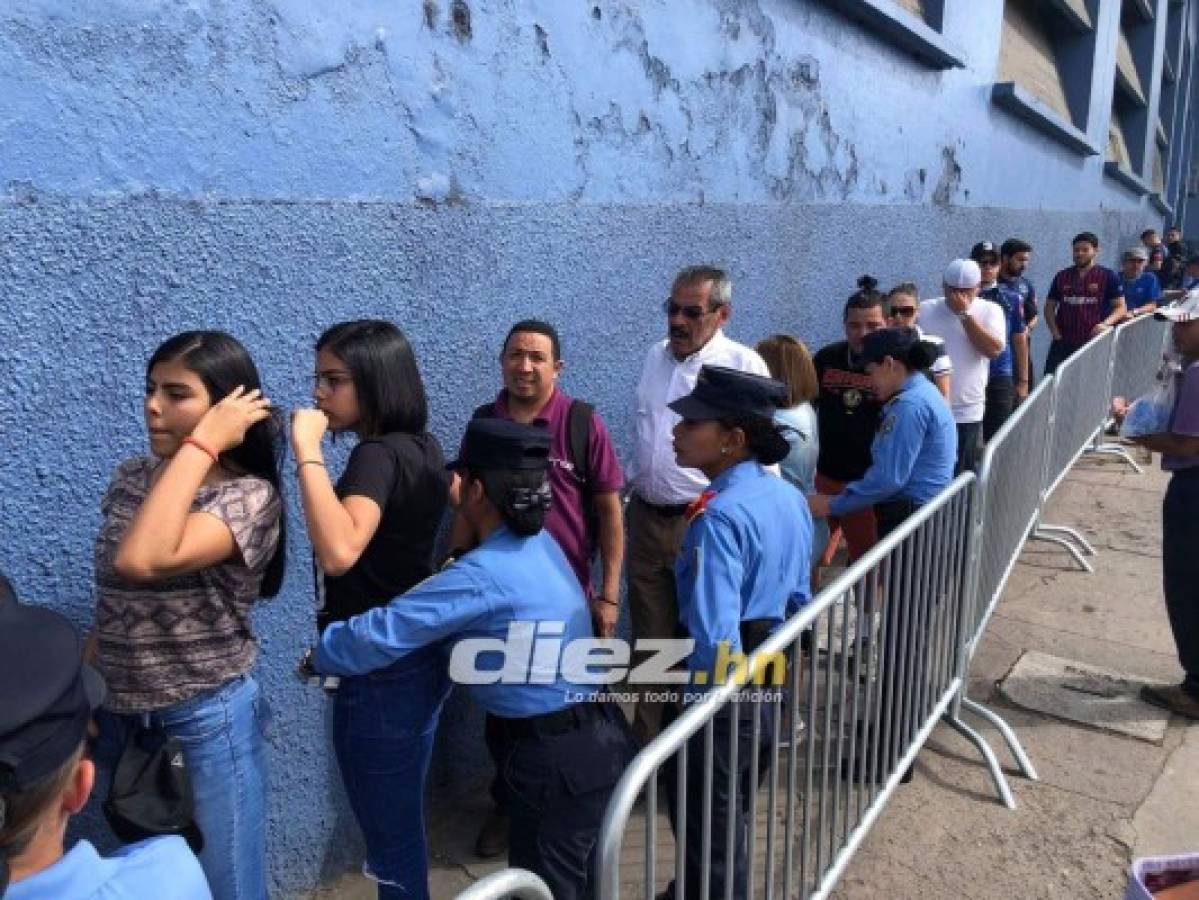 El abrazo a Diego y la elegancia de los árbitros: El ambientazo que se vive en el estadio Nacional