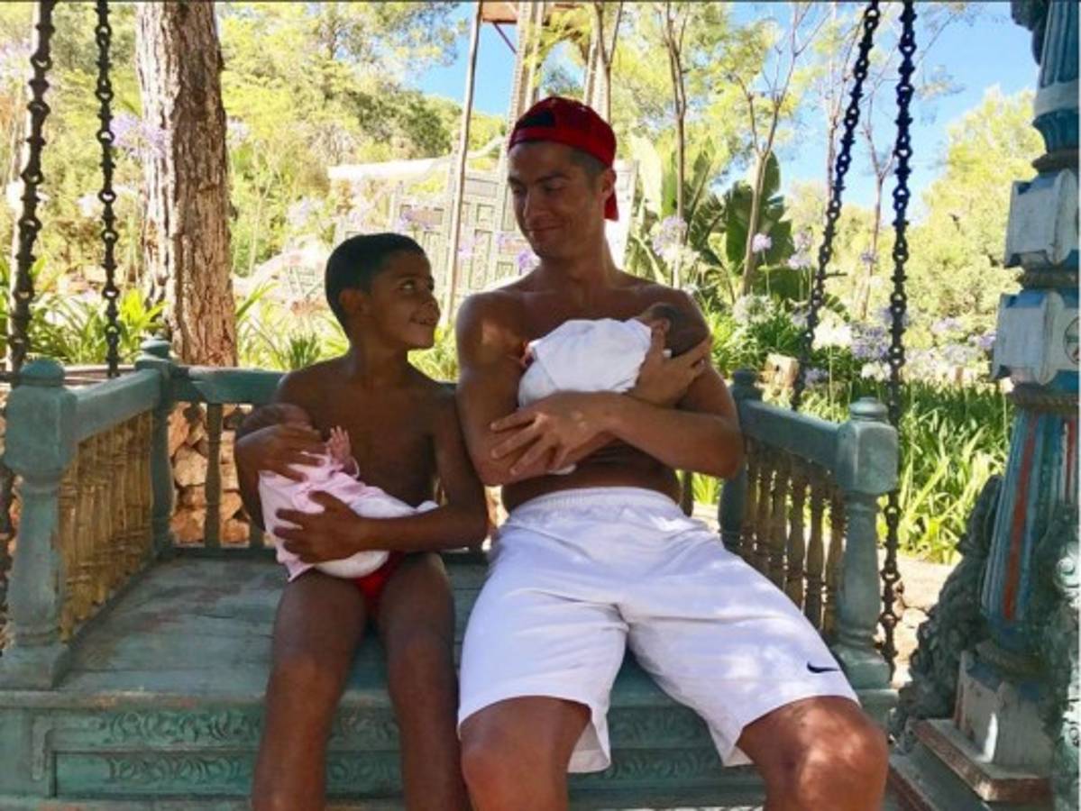 Revelan por qué Georgina no aparece en las fotos de vacaciones de Cristiano Ronaldo