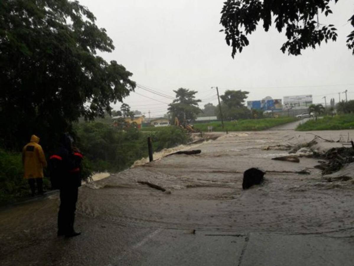 El impactante rescate de un niño sobre las bravas aguas de un río en Omoa