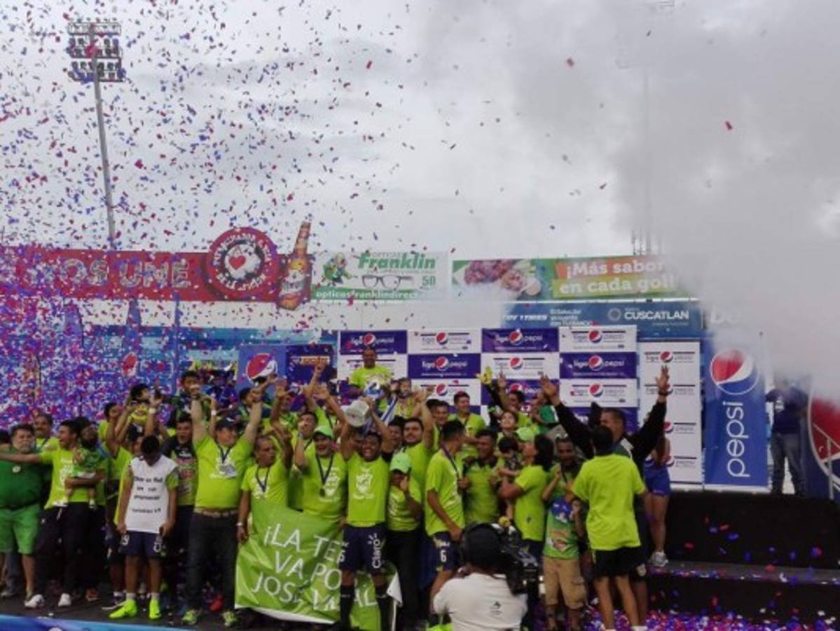 ¡Relajo! Así son las desordenadas premiaciones en Centroamérica