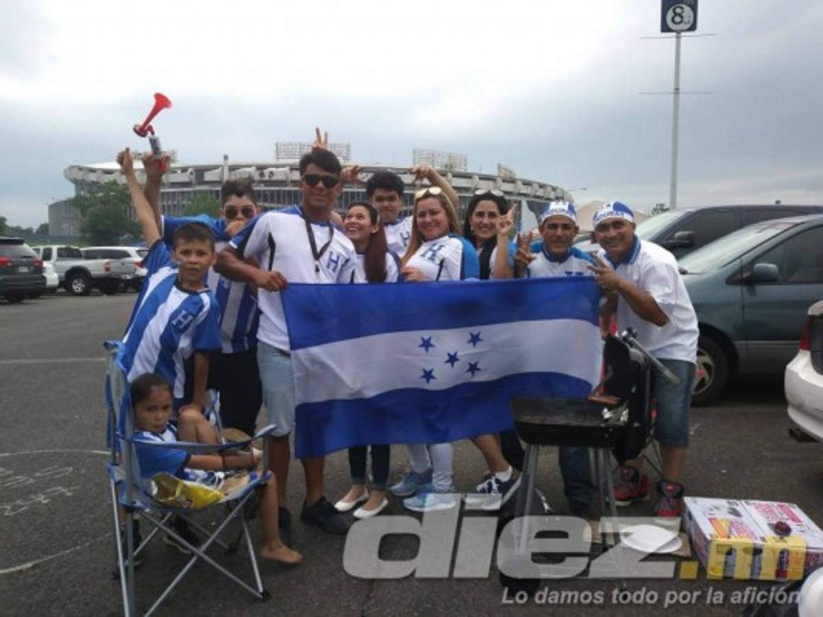 Catrachos y salvadoreños arman fiestón previo al Honduras-El Salvador