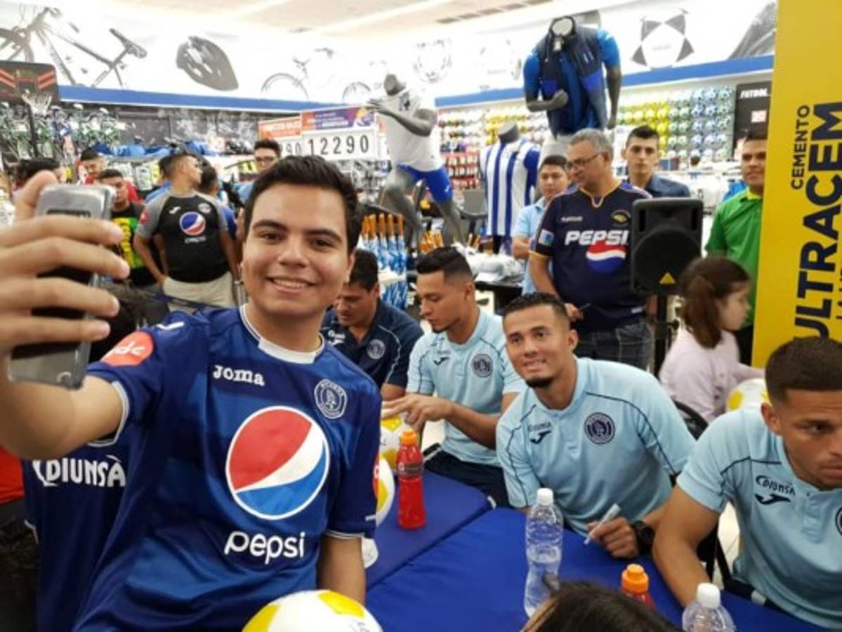 Dos chicas hermosas: Afición del Motagua acuerpa a su equipo previo al clásico ante Olimpia