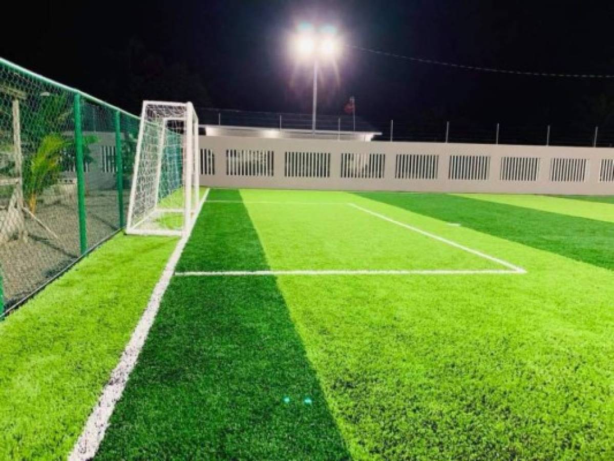 Espectaculares: Los futbolistas que tienen sus mansiones con cancha de fútbol