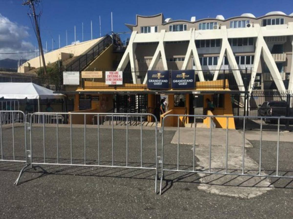 ¡Pollo asado y sopas! El ambiente en afueras del Independence Park previo al Jamaica-Honduras