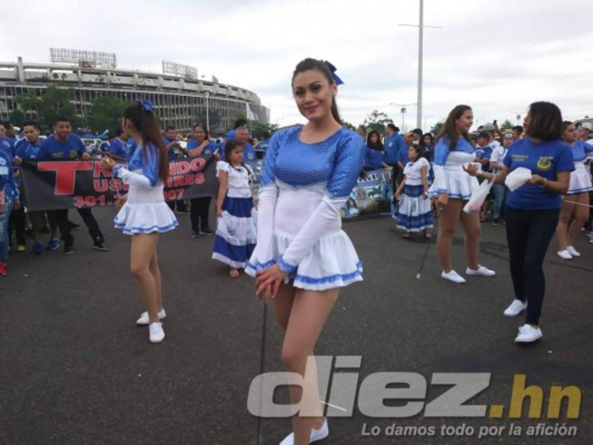 Catrachos y salvadoreños arman fiestón previo al Honduras-El Salvador