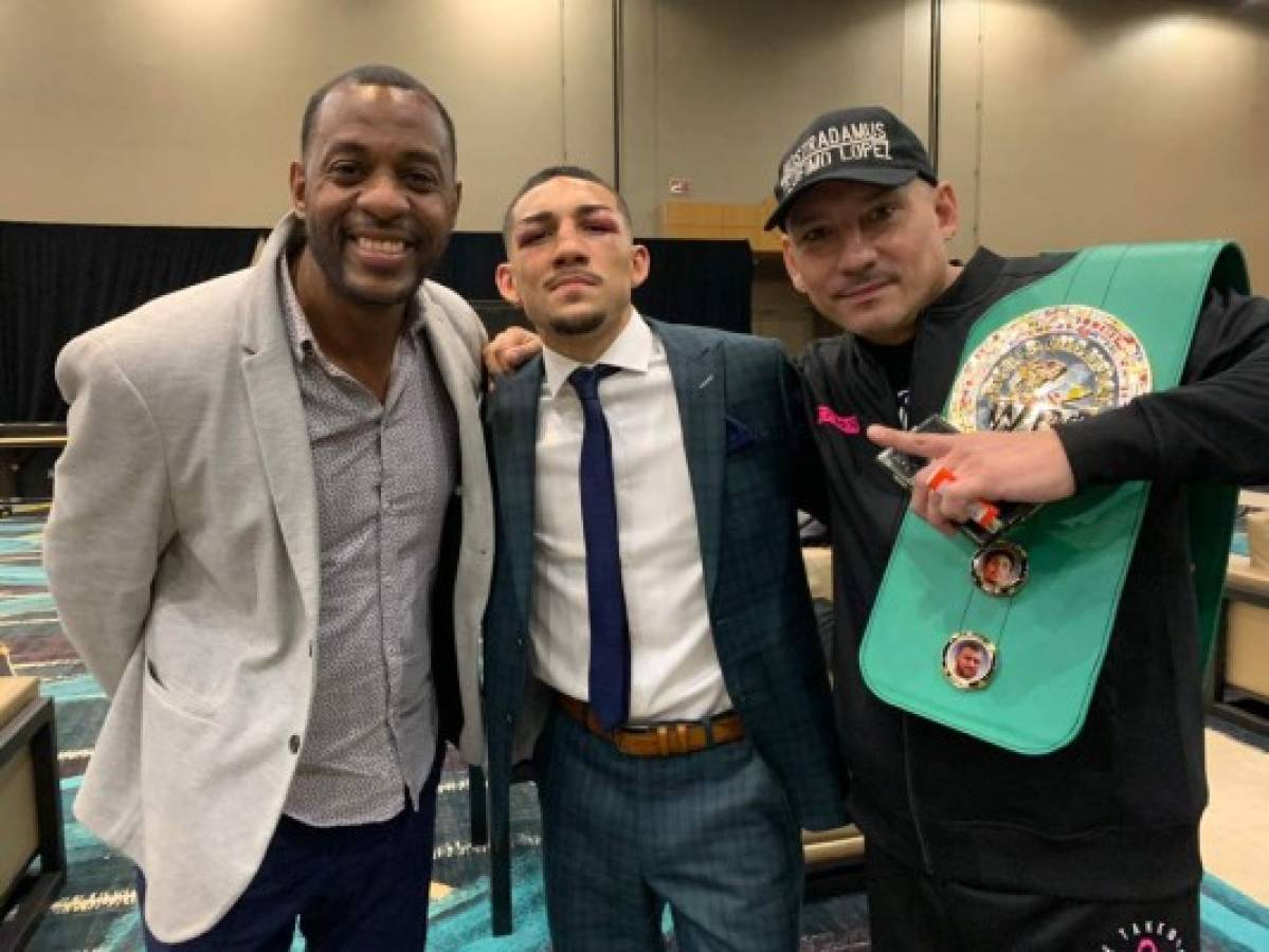 Las otras fotos del histórico triunfo de Teófimo López: se arropa con la bandera de Honduras y las lágrimas de Lomachenko