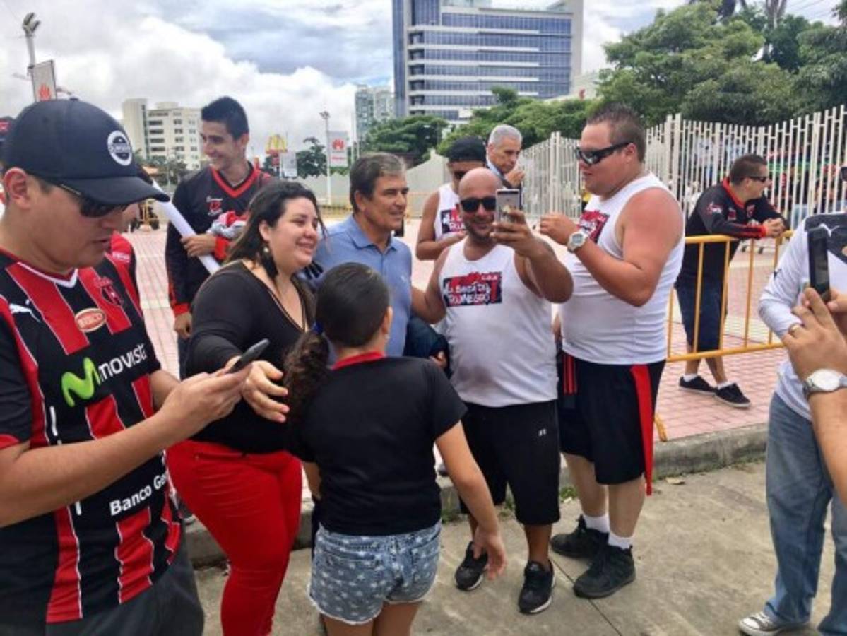 Así fue el homenaje del Alajuelense al técnico Jorge Luis Pinto