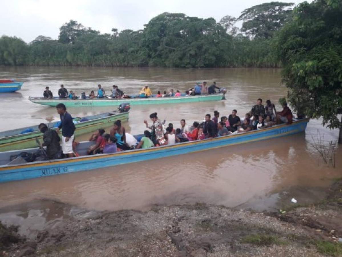 Se llevan las camas, estufas y sus mascotas: familias hondureñas dejan sus casas por miedo al hucarán Iota