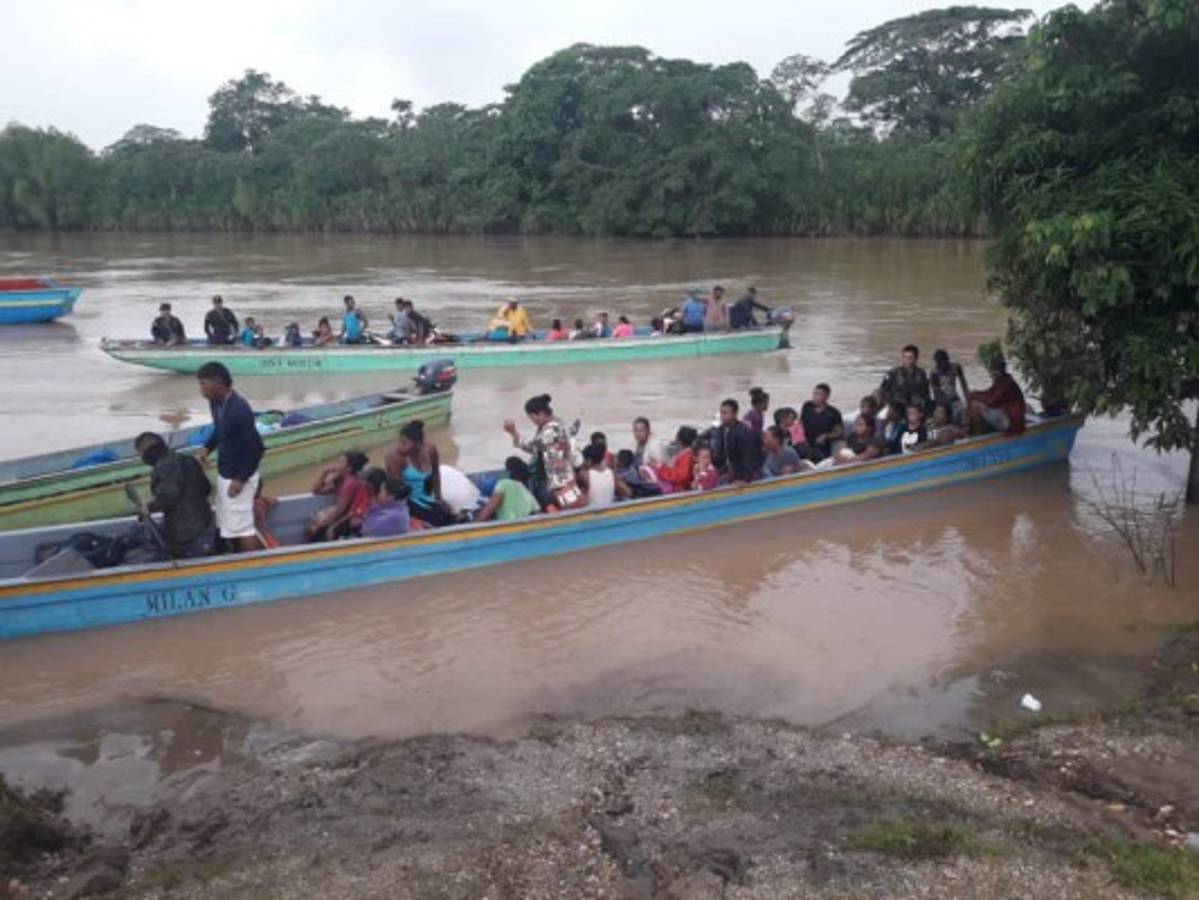Se llevan las camas, estufas y sus mascotas: familias hondureñas dejan sus casas por miedo al hucarán Iota