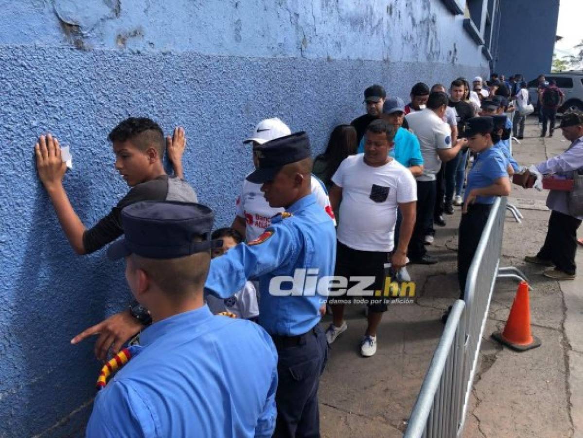 El abrazo a Diego y la elegancia de los árbitros: El ambientazo que se vive en el estadio Nacional